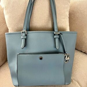Michael Kors light blue purse. This adorable bag is in great condition.
